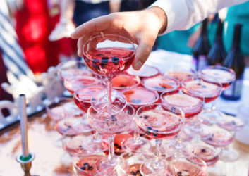 Viele Cocktails auf einem Fest