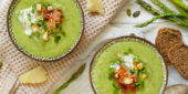 Grüne Suppe mit Gemüse angerichtet