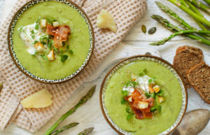 Grüne Suppe mit Gemüse angerichtet