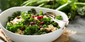 Schüssel mit Quinoa-Salat
