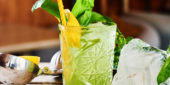 Ein grüner vorbereiteter Cocktail