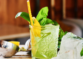 Ein grüner vorbereiteter Cocktail