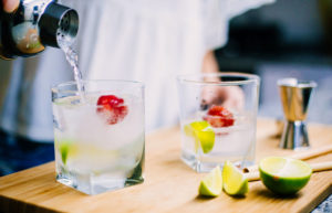 Ein Gin-Cocktail beim einschenken
