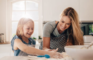 Mutter und Kind beim Kochen