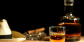 Rum-Glas, Karaffe, Zigarrre und Hut