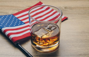Whiskey und Amerikanische Flagge