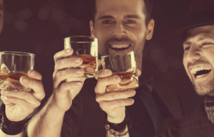 Männer beim Whiskey-Trinken
