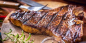 Steak auf Holzplatte
