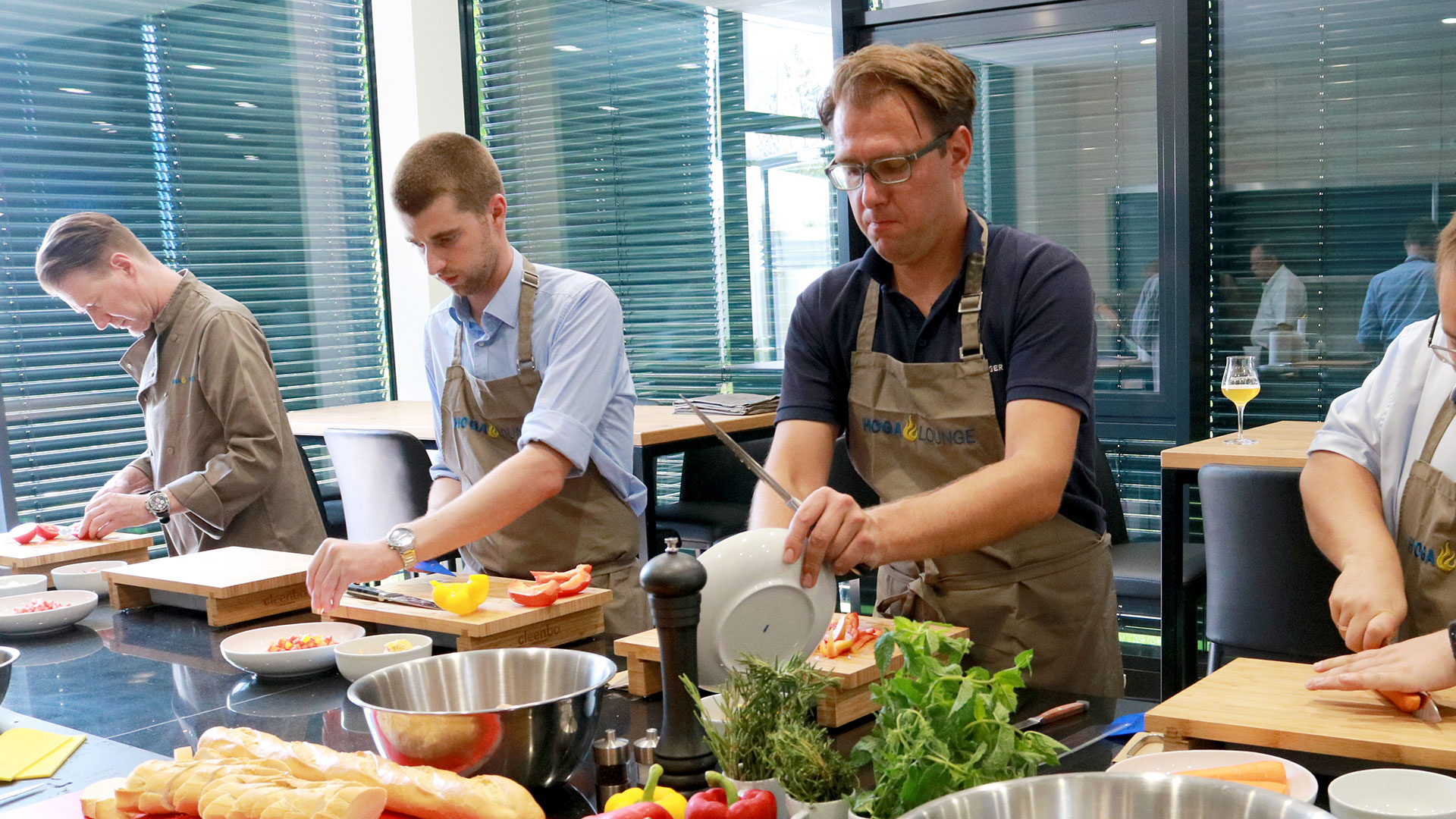 In der HOGALOUNGE Kochschule werden Speisen von Kochschülern zubereitet